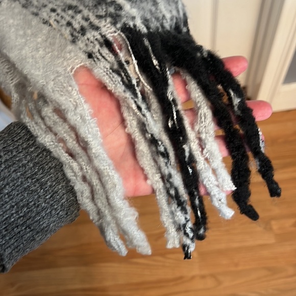Blanket Scarf, new with tags - Picture 4 of 5